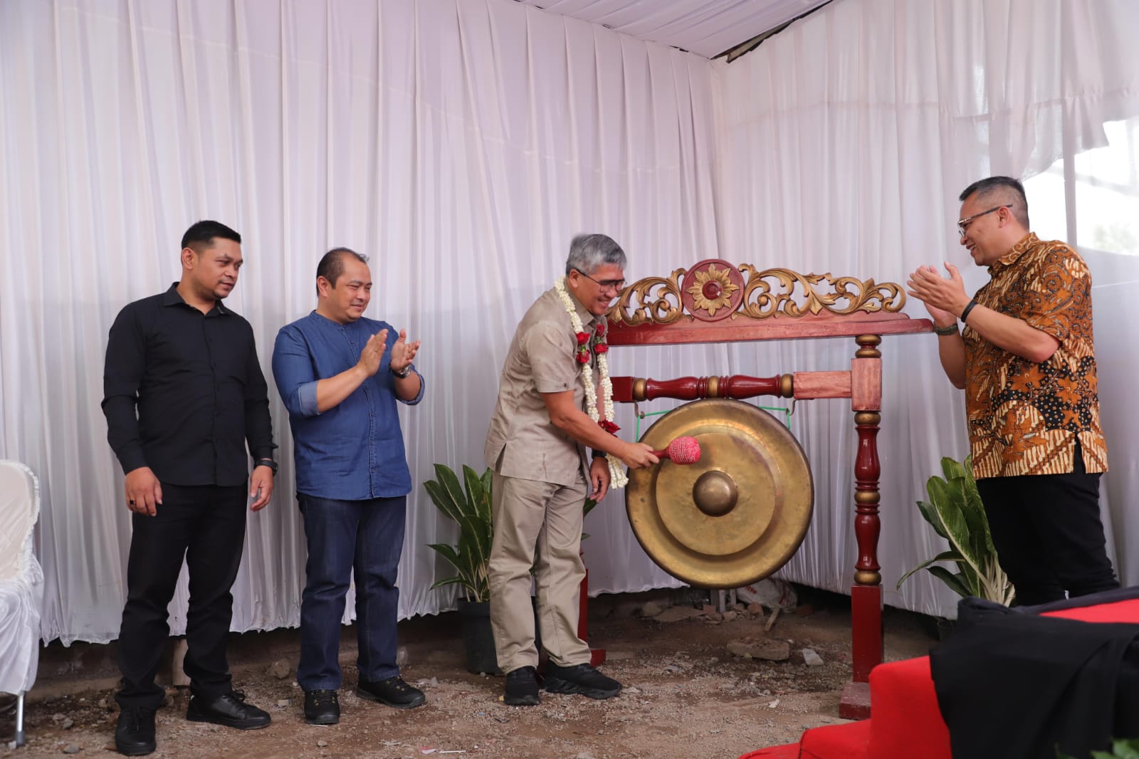 PJ Wali Kota Cimahi Resmikan Pemasangan Jaringan Pipa Dan SR Air Minum Di Kelurahan Cibeureum