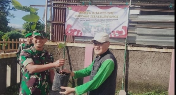 Topdam III/Siliwangi Laksanakan Karya Bakti Lingkungan di Cisaranten Kulon