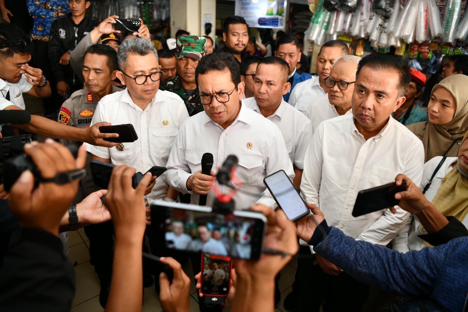 Mendag dan Pj Gubernur Jabar Pastikan Harga Stabil Jelang Natal dan Tahun Baru di Pasar Tagog Padalarang