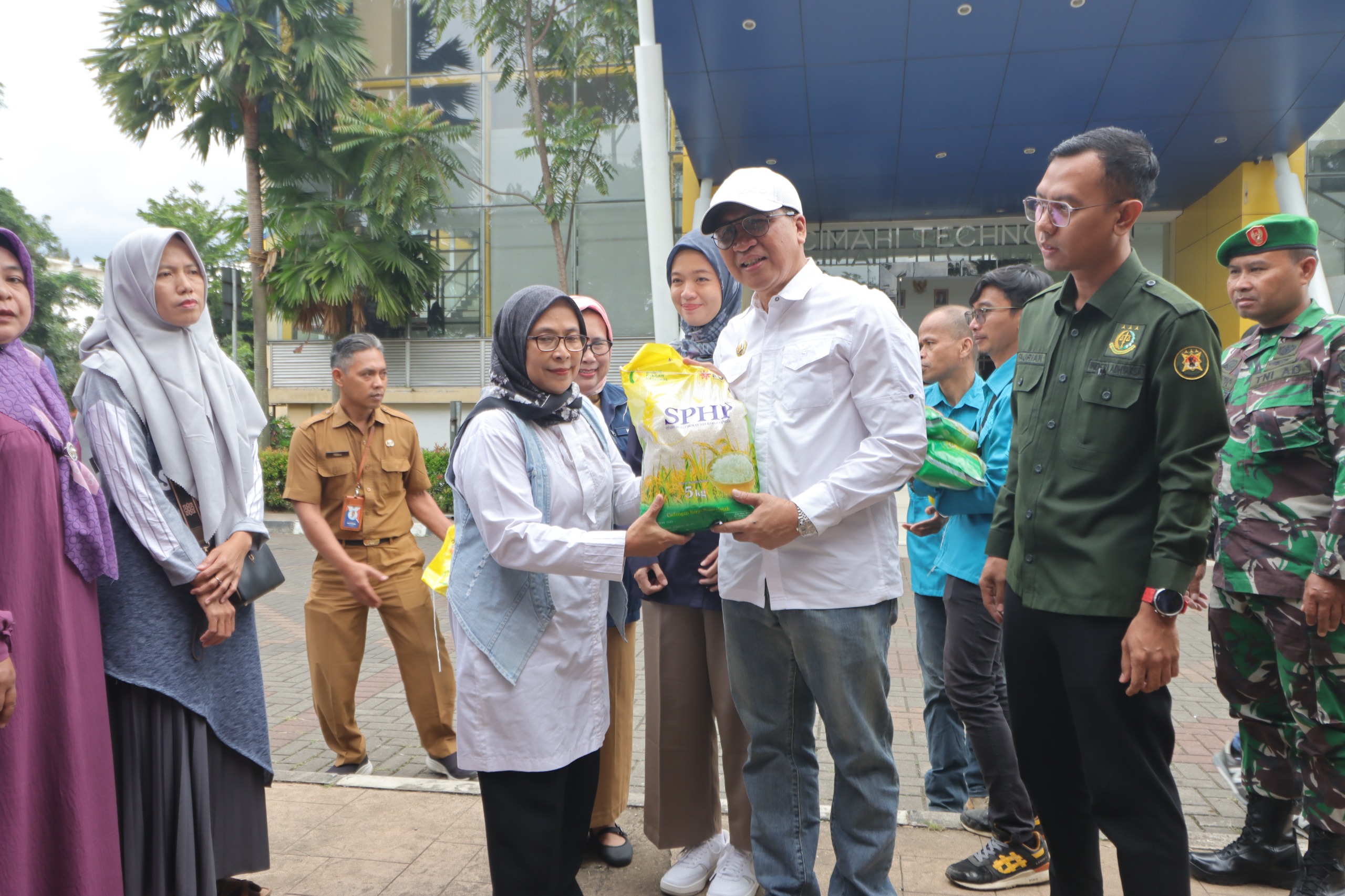 Pj. Wali Kota Cimahi Tinjau Pasar Cimindi dan SiBesti Jelang Natal dan Tahun Baru 2025