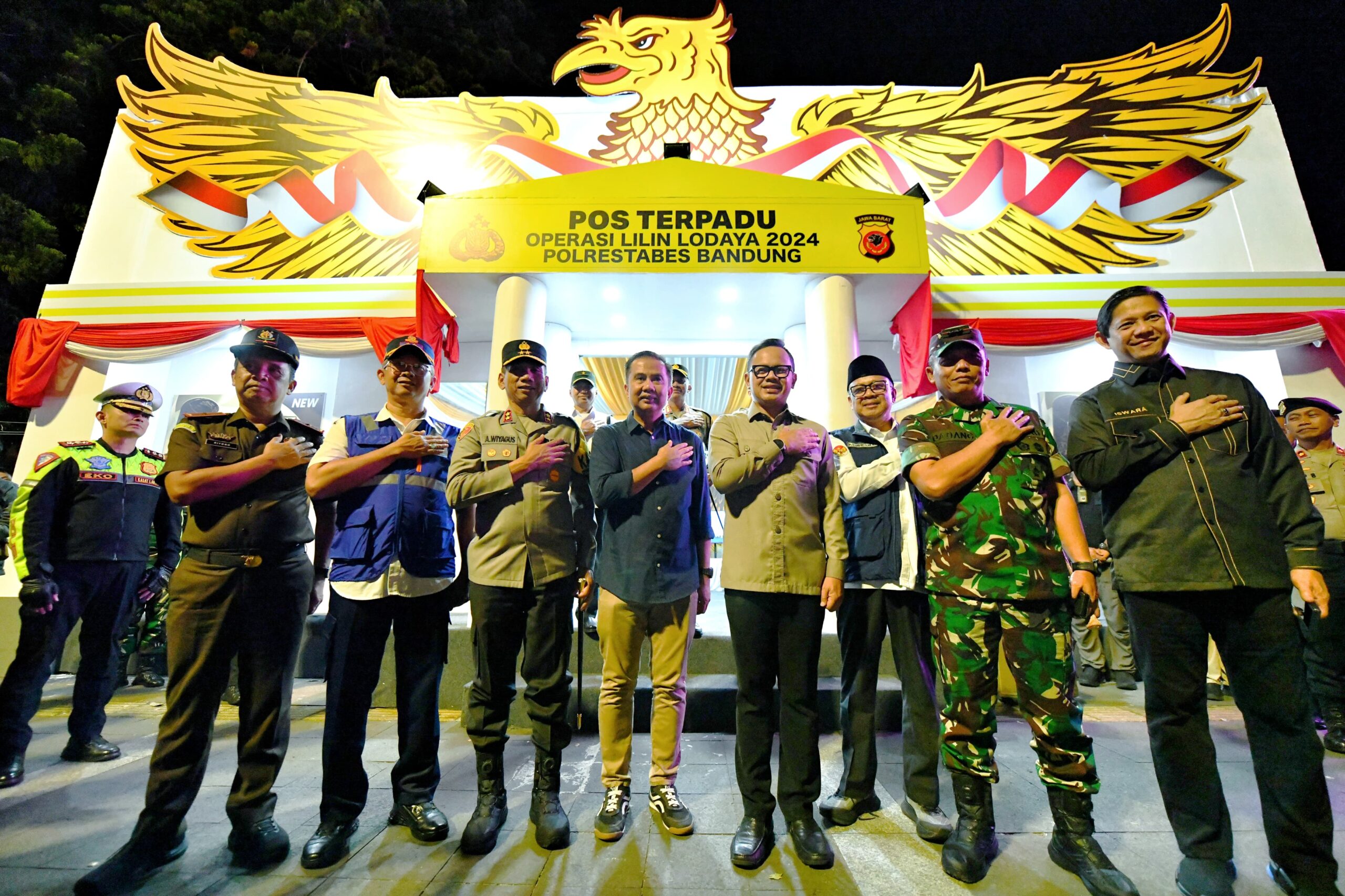 Bersama Wamendagri, Bey Machmudin Pastikan Misa Natal di Kota Bandung Berlangsung Aman dan Lancar