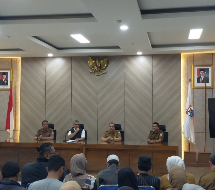 Pj Wali Kota Cimahi Dicky Saromi Sampaikan Refleksi Satu Tahun Kepemimpinan dalam Konferensi Pers