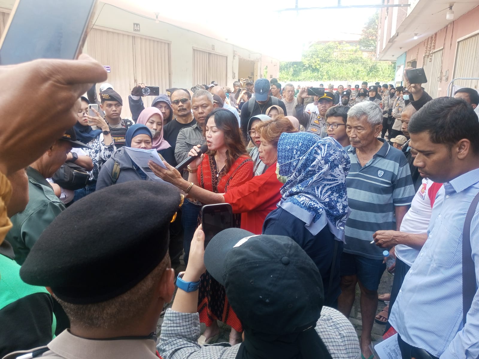 Personel Polres Cimahi Jaga Ketat Eksekusi Pengosongan Lahan di Baros