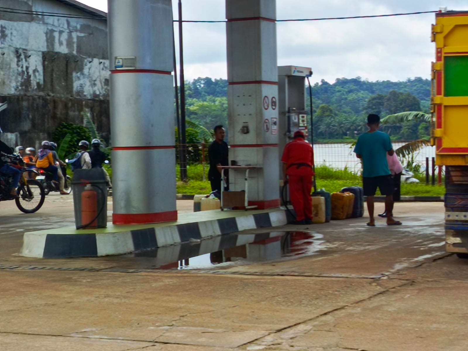 Praktik Ilegal BBM Subsidi di SPBU Sanggau Dikeluhkan Warga