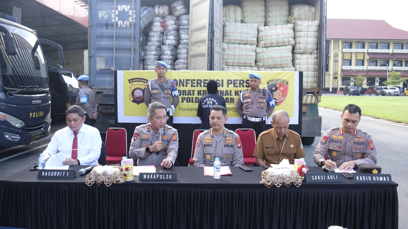 Polda Kalbar Ungkap Importasi Pakaian Bekas Ilegal Senilai Rp 7,3 Miliar