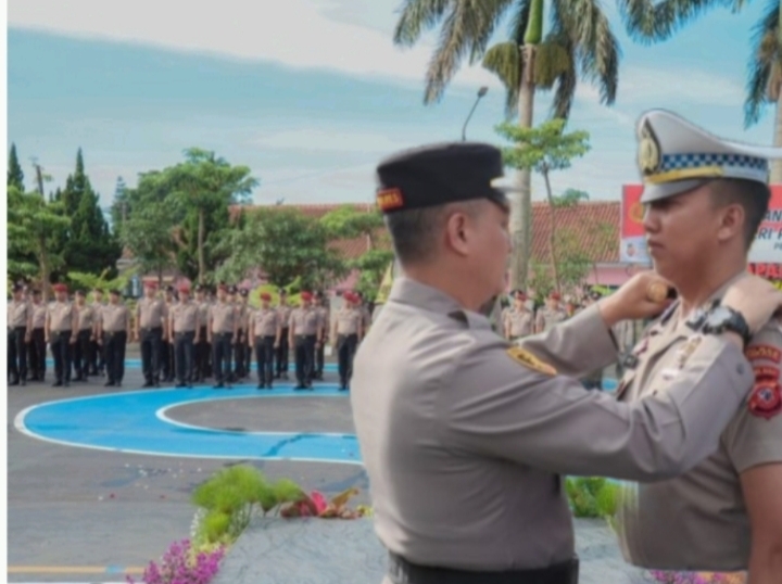 Polres Cimahi Gelar Upacara Kenaikan Pangkat 100 Personel dan Pelepasan Purna Bakti