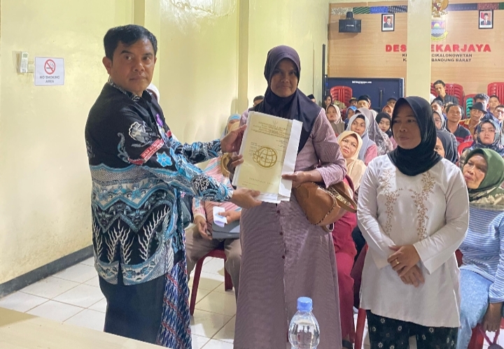 ATR/BPN Kabupaten Bandung Barat Serahkan 300 Sertifikat Tanah PTSL di Desa Mekarjaya