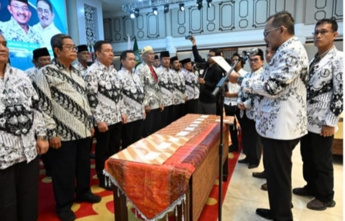 Kadis Kominfo Sumut Lantik Pengurus PGRI Sumut Masa Bakti 2024-2029