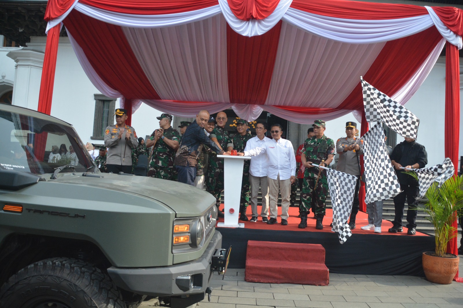 Pangdam III/Siliwangi dan Pejabat TNI Lepas Kirab Ransus Maung di Kota Bandung