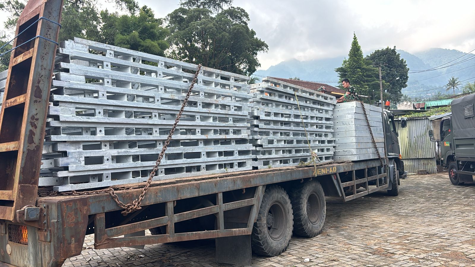 Kodam III/Siliwangi Pasang Jembatan Bailey untuk Pulihkan Akses Pasca Banjir Bandang di Bogor