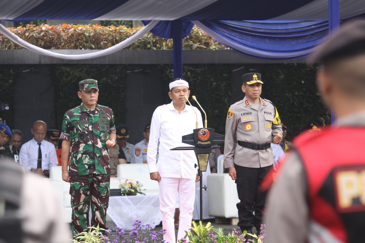 Pangdam III/Siliwangi dan Kapolda Jabar Dampingi Gubernur Pimpin Apel Operasi Ketupat Lodaya 2025