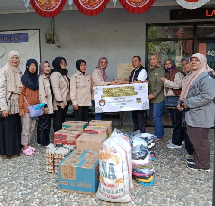 Darma Wanita Persatuan DLH KBB Salurkan Bantuan untuk Korban Banjir Bandang di Cipatat