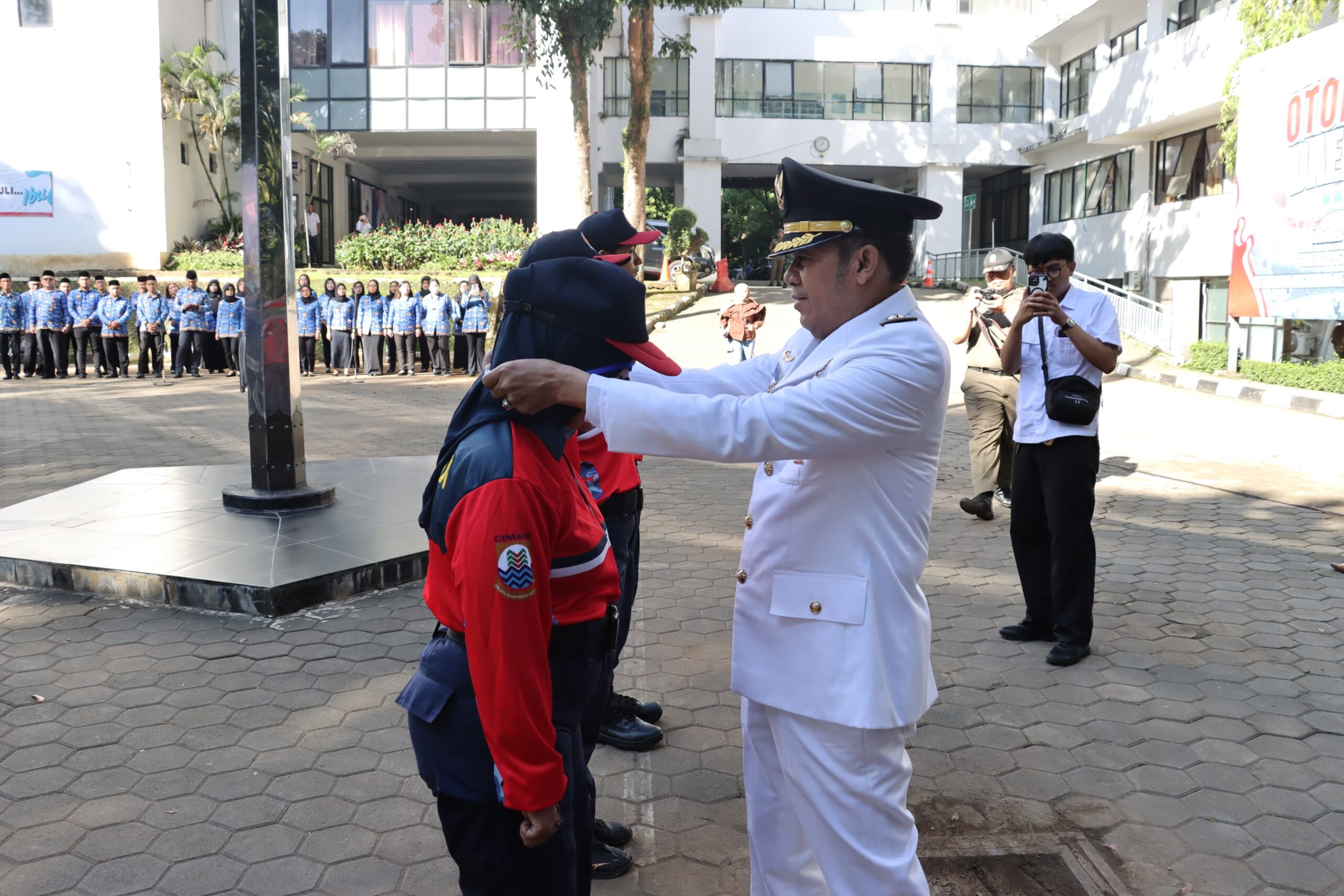 Pemkot Cimahi Kukuhkan 64 Relawan Damkar Baru