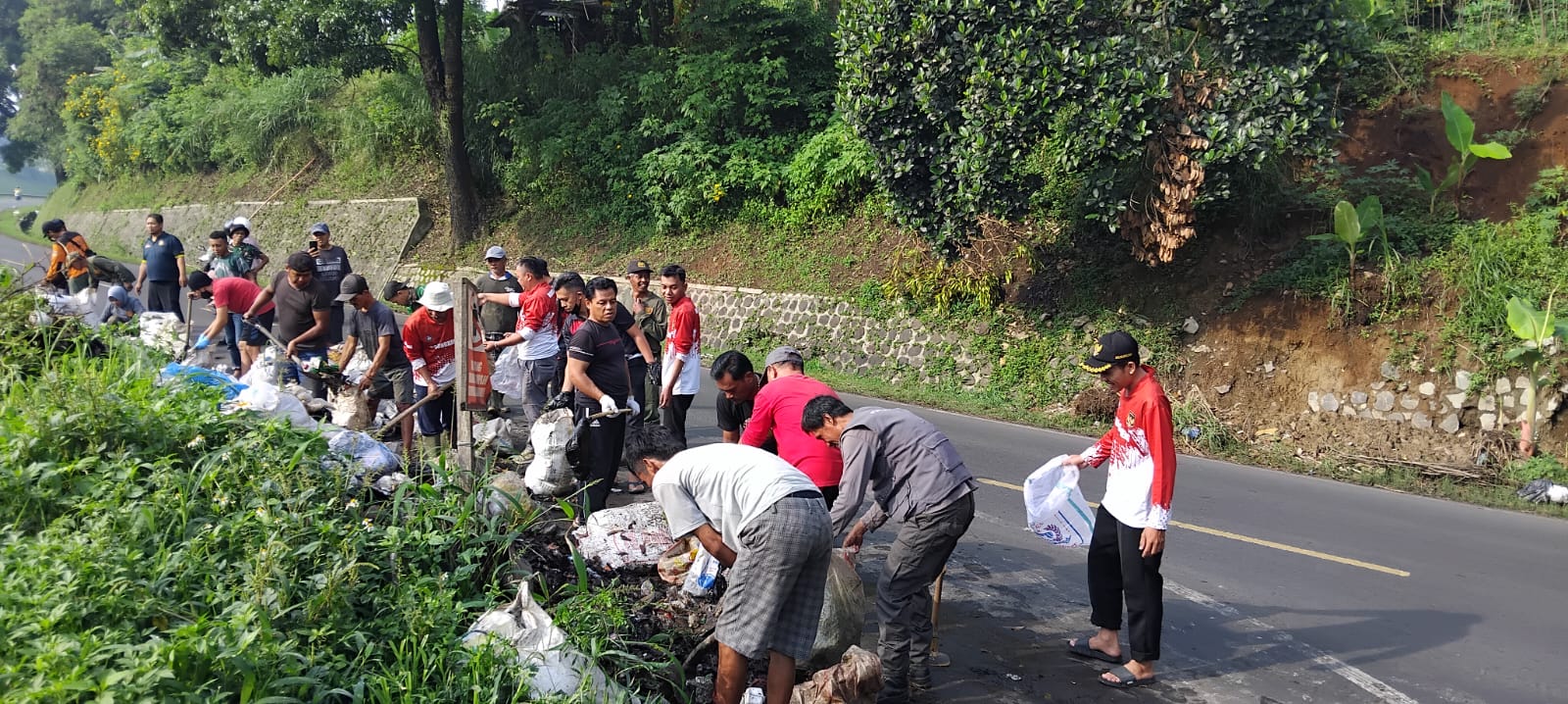 Gotong Royong Jaga Lingkungan, Warga dan Aparat Desa Bojong Koneng Gelar Aksi Jumat Bersih
