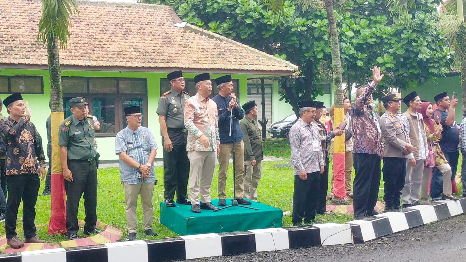 442 Jemaah Haji Kloter 45 Asal Bandung Barat Diberangkatkan, Haru dan Syukur Warnai Pelepasan
