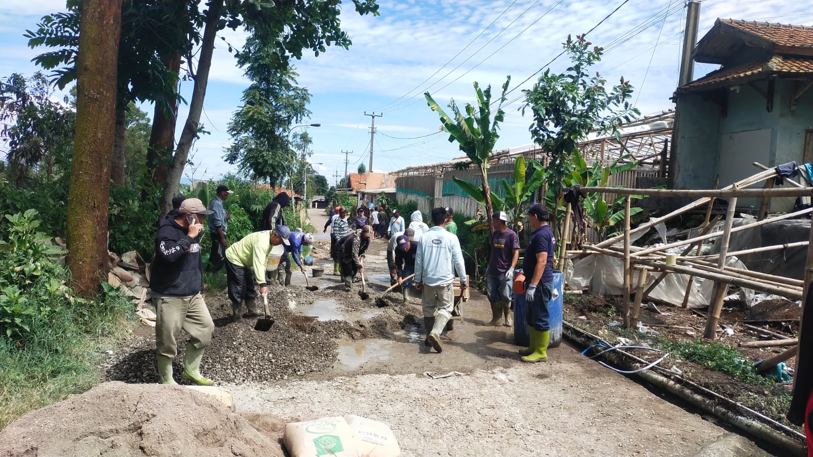 Waspada Longsor, Warga Kertawangi Kompak Cor Jalan Cegah Bencana