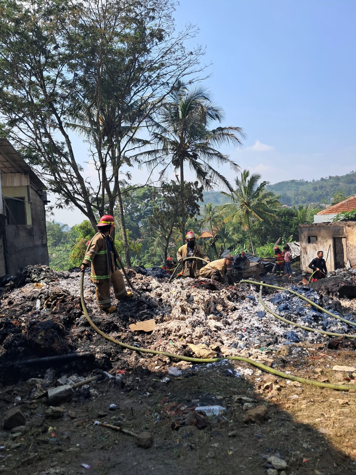 Damkar KBB Gerak Cepat Padamkan Kebakaran Gudang Majun di Cihampelas