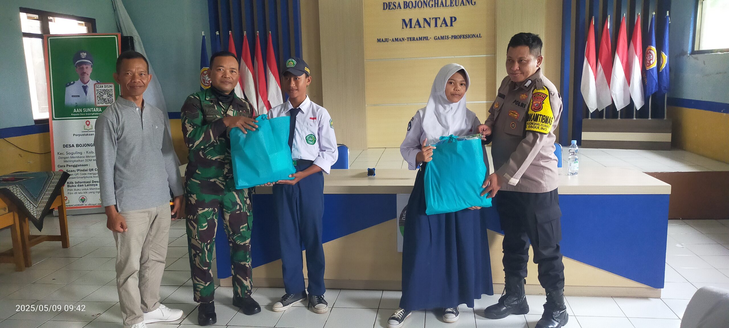 Puluhan Siswa Bojong Haleuang Terima Bantuan Sekolah