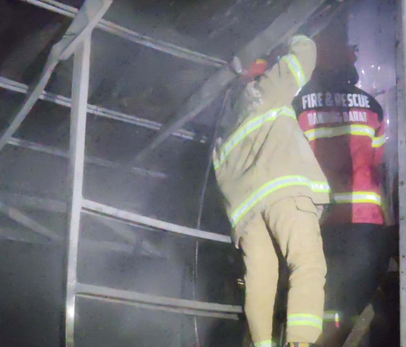 Api Mengamuk di Parongpong, Damkar KBB Berlomba dengan Waktu Padamkan Kebakaran Rumah Produksi