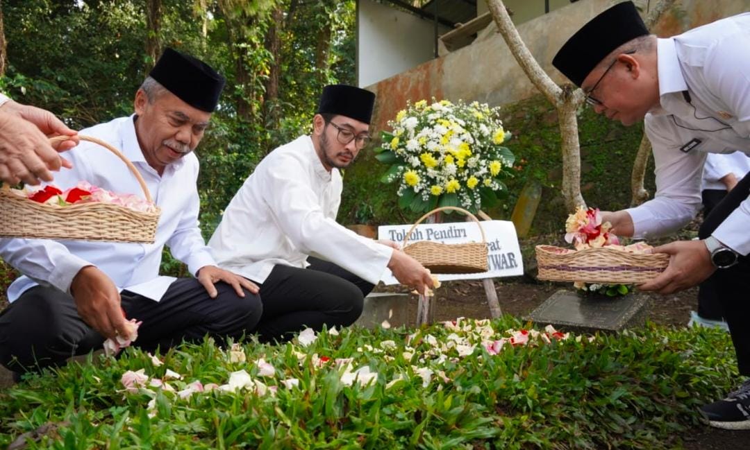 Jelang HUT ke -18, Bupati dan Wabup Bandung Barat Ziarahi Makam Tokoh Pendiri KBB