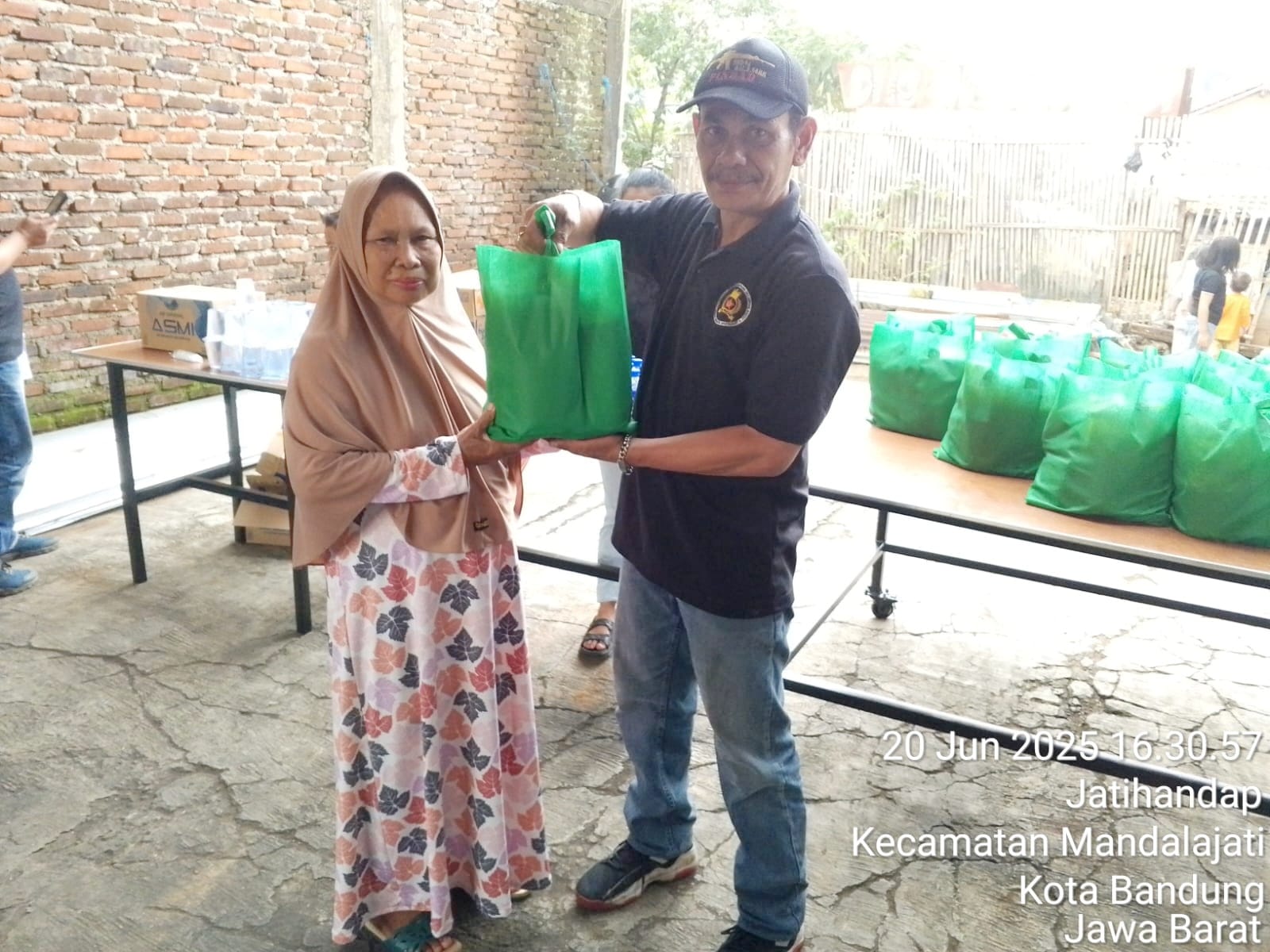 LSM PAKAR Bagikan Ratusan Paket Sembako, Tegaskan Komitmen Kawal Aspirasi Rakyat