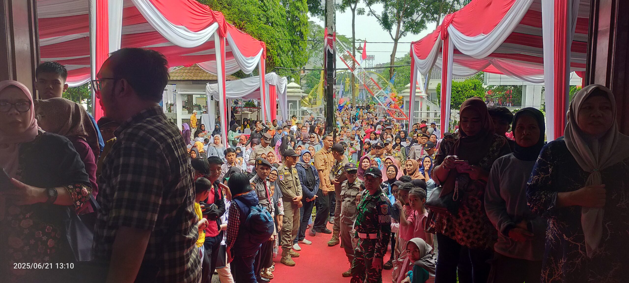 Warga Padati Pendopo Cimahi Demi Bertemu Gubernur Dedi Mulyadi di HUT ke – 24 Kota Cimahi