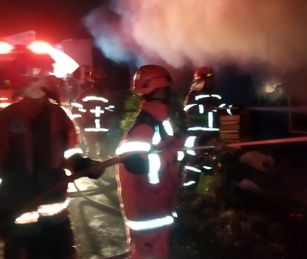 Damkar KBB Bantu Padamkan Kebakaran Ruko di Perbatasan Cianjur