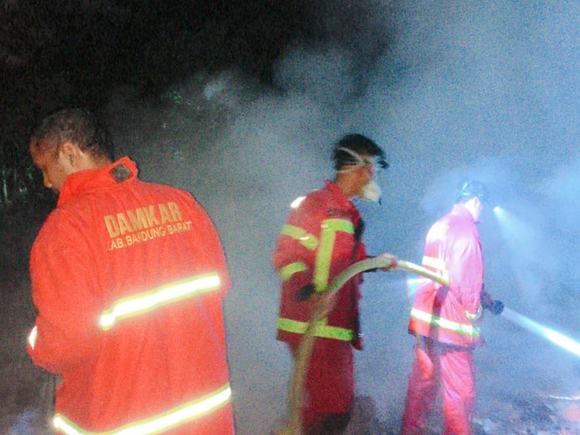 Rumah Panggung di Cikalong Wetan Ludes Terbakar, Kerugian Capai Rp70 Juta
