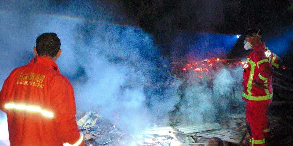 Melawan Api dengan Langkah Kaki: Perjuangan Damkar KBB di Tengah Gelapnya Cikalong Wetan