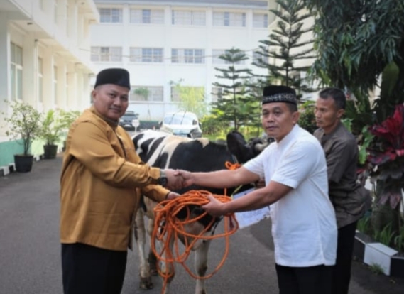 TNI AD Gelar Salat Iduladha dan Kurban di Ditajenad, 5 Sapi dan 14 Kambing Disembelih untuk Warga