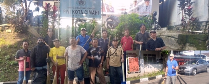 PWI Cimahi Gelar Aksi Jumat Bersih Sambut Dirgahayu Kota Cimahi ke – 24