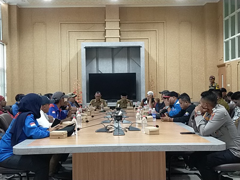 Demo Buruh Panas, Karangan Bunga HUT KBB Dibakar: Wakil Bupati Temui Perwakilan Massa