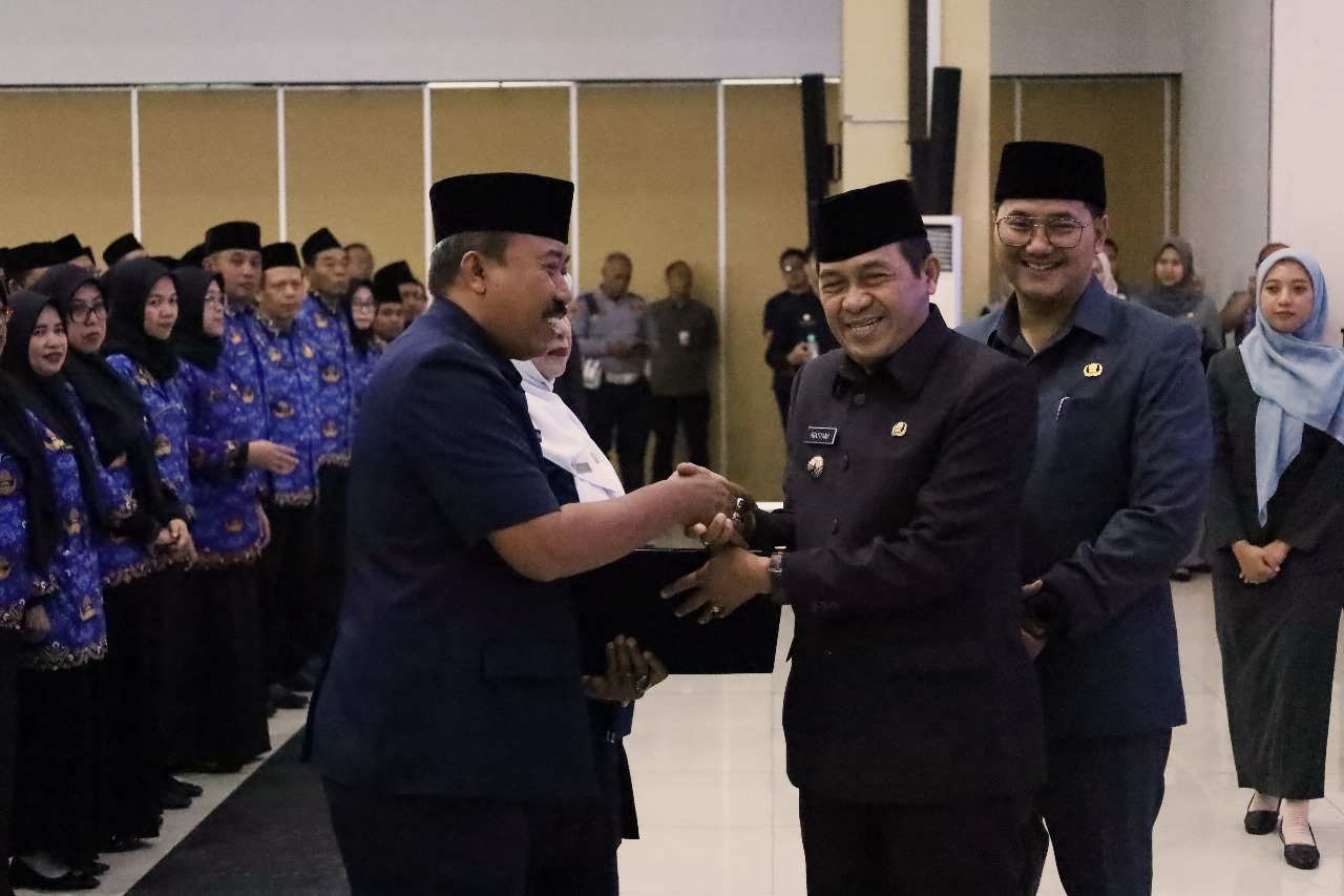 920 PPPK dan 20 Kepala Sekolah Terima SK dari Wali Kota Cimahi