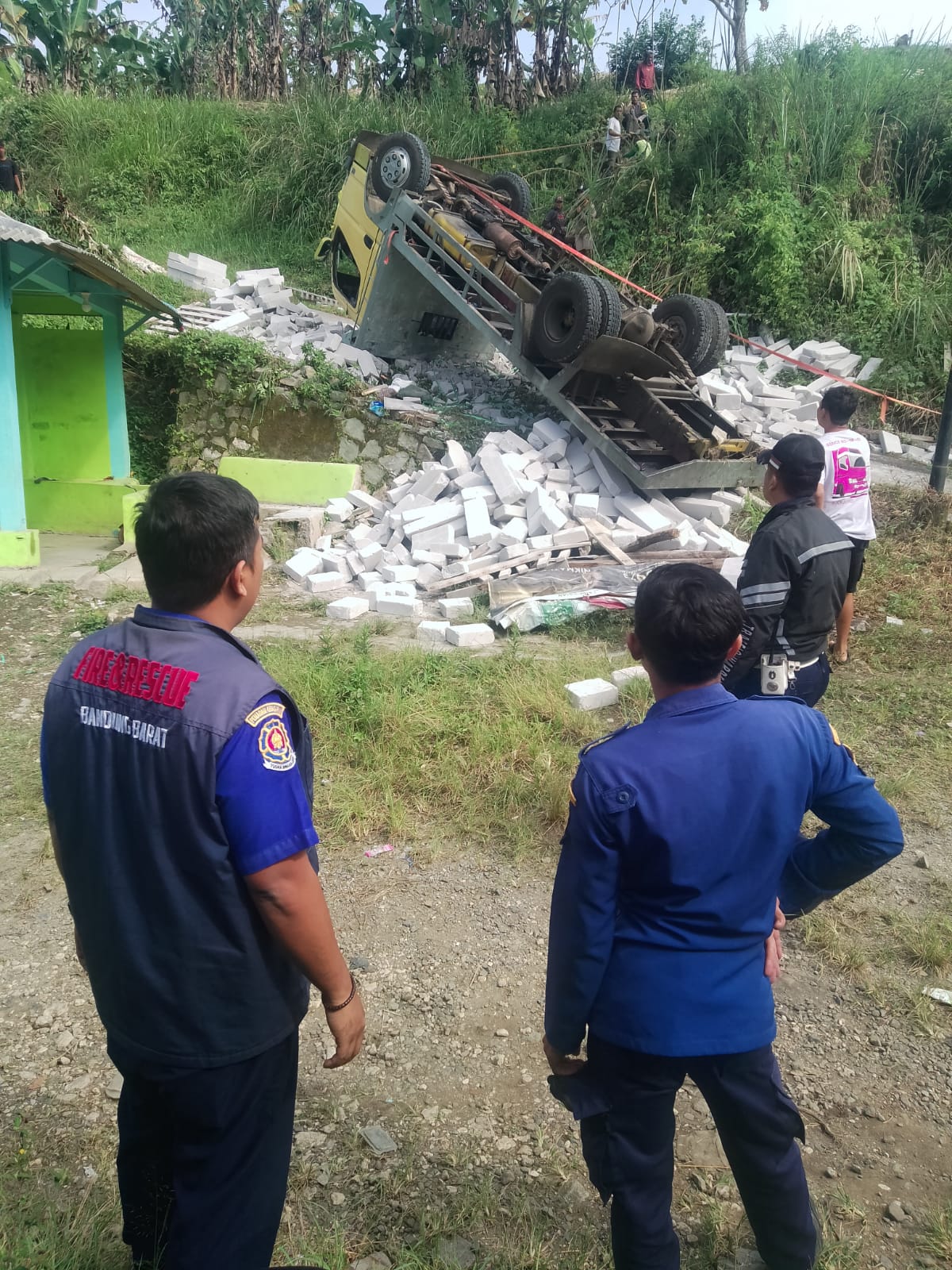 Truk Terguling di Tanjakan Desa Cipangeran, Damkar Padalarang Kerahkan Regu Penyelamatan