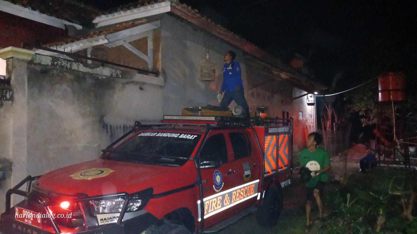 Tawon Vespa Ancam Warga Batujajar, Damkar KBB Bergerak Cepat Lakukan Evakuasi