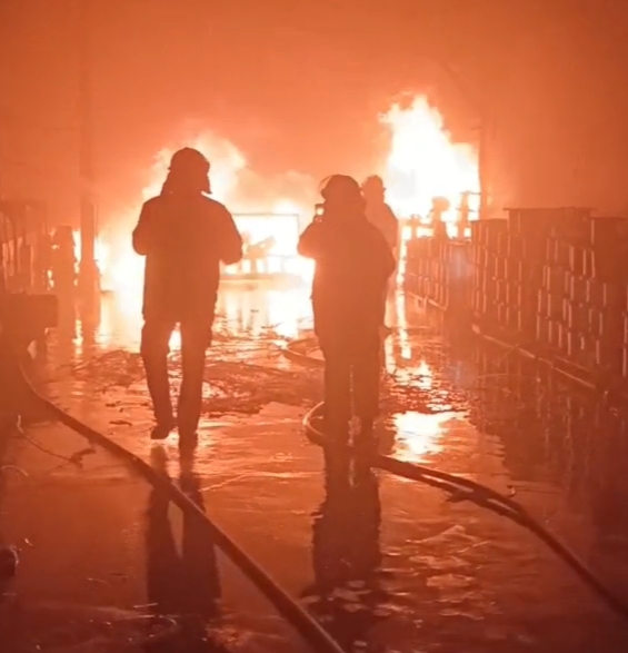 Pemadam KBB Kerahkan 5 Armada, Pabrik Resleting di Padalarang Nyaris Ludes