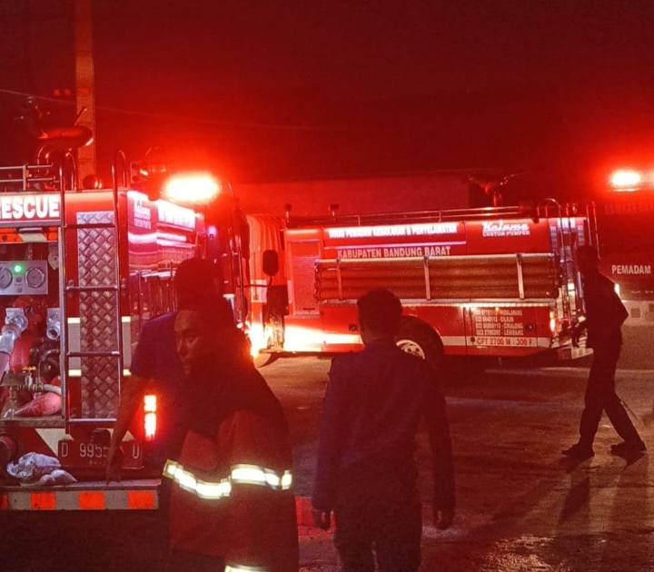 Pabrik Resleting di Padalarang Dilalap Api, Kerugian Capai Rp250 Juta!