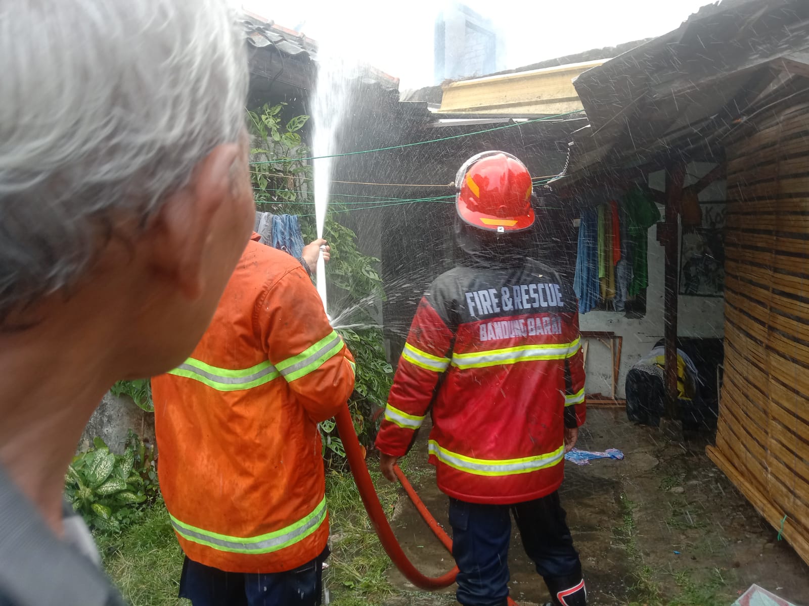 Kebakaran Rumah Dua Lantai di Padalarang, Redkar dan Damkar KBB Bergerak Cepat