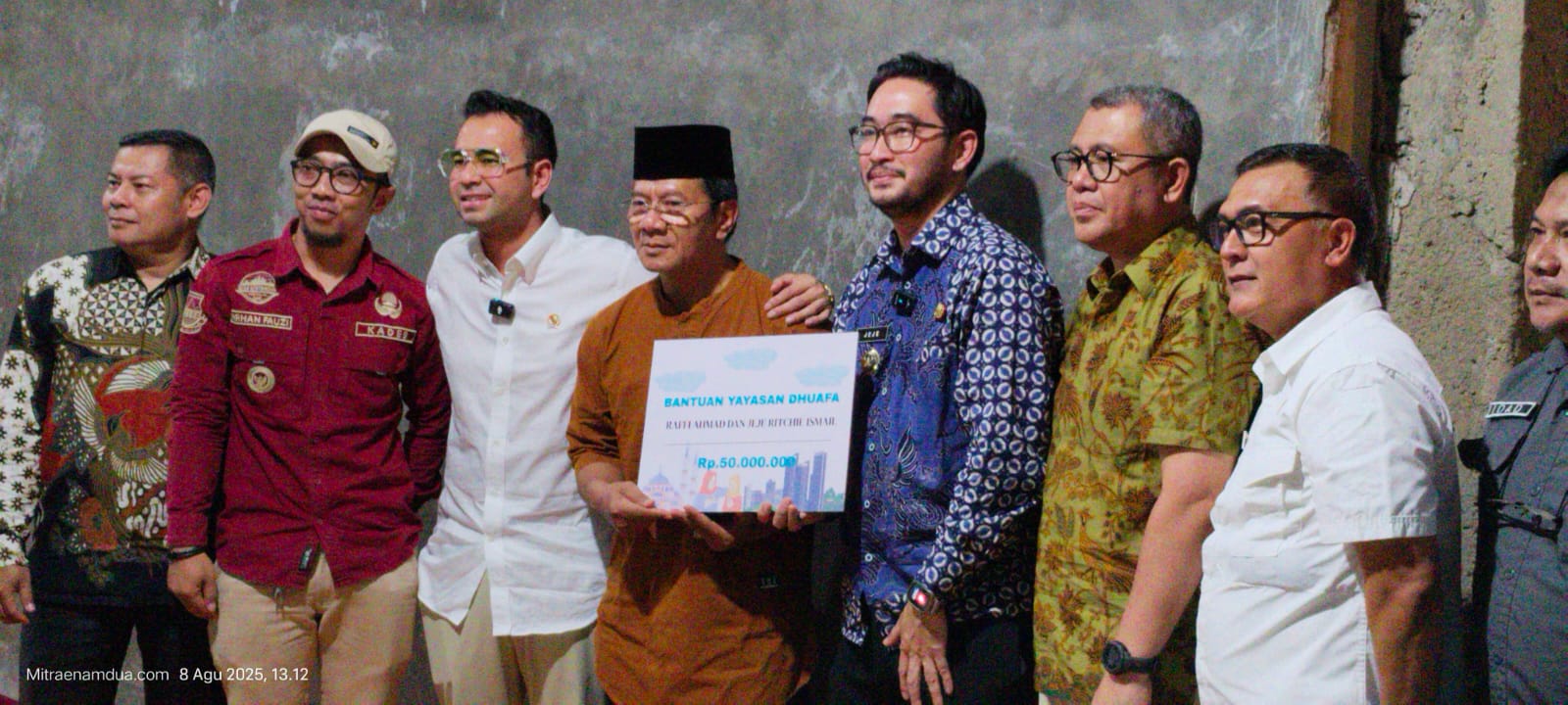 Raffi Ahmad dan Jeje Richie Salurkan Rp50 Juta untuk Renovasi Rumah Yatim Dhuafa di KBB