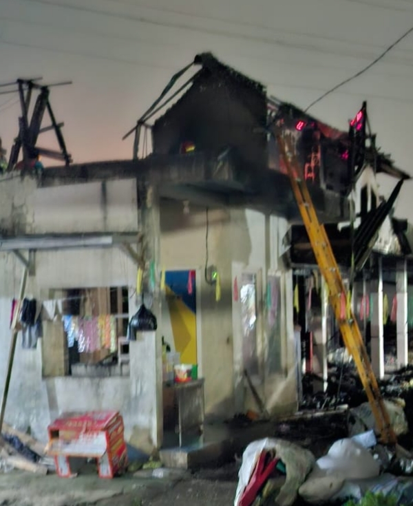 Damkar KBB Gerak Cepat Padamkan Kebakaran Rumah Dua Lantai di Padalarang