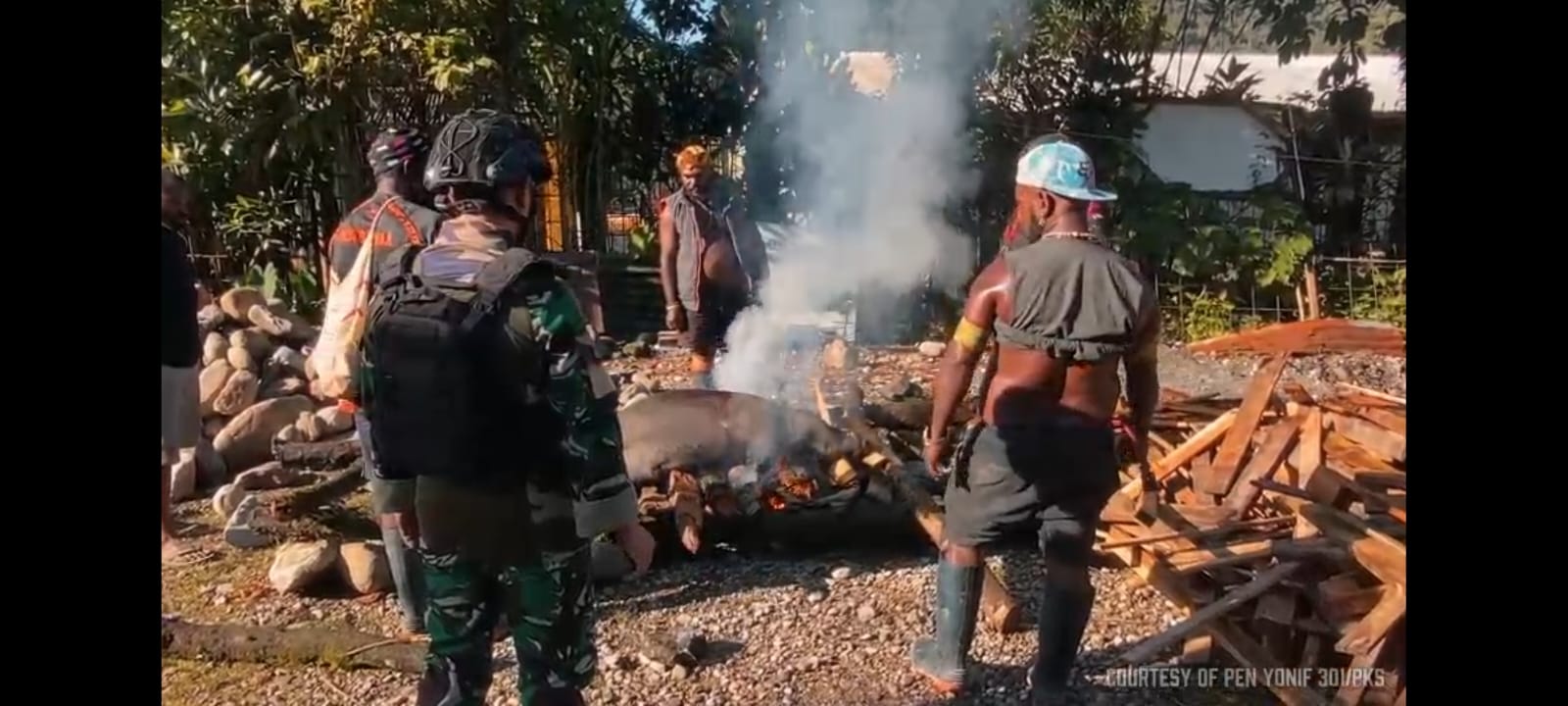 Satgas Yonif 301/PKS Gelar Tradisi Bakar Batu, Wujud Kebersamaan TNI dan Warga Papua