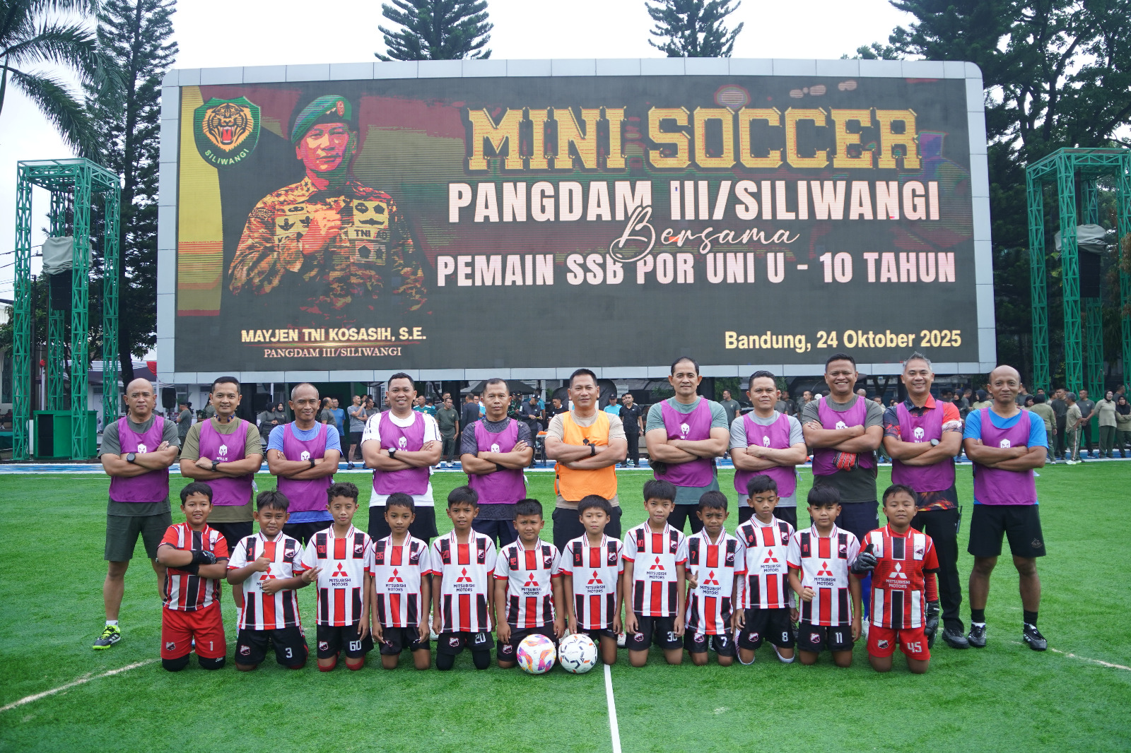 Pangdam III/Siliwangi Main Bola Bareng Juara Dunia Cilik SSB POR UNI U-10