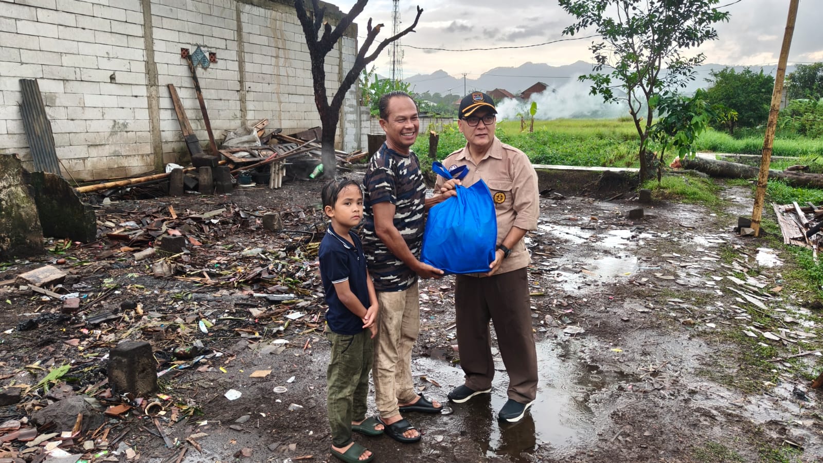 Camat Batujajar Tinjau Rumah Roboh Akibat Hujan Deras