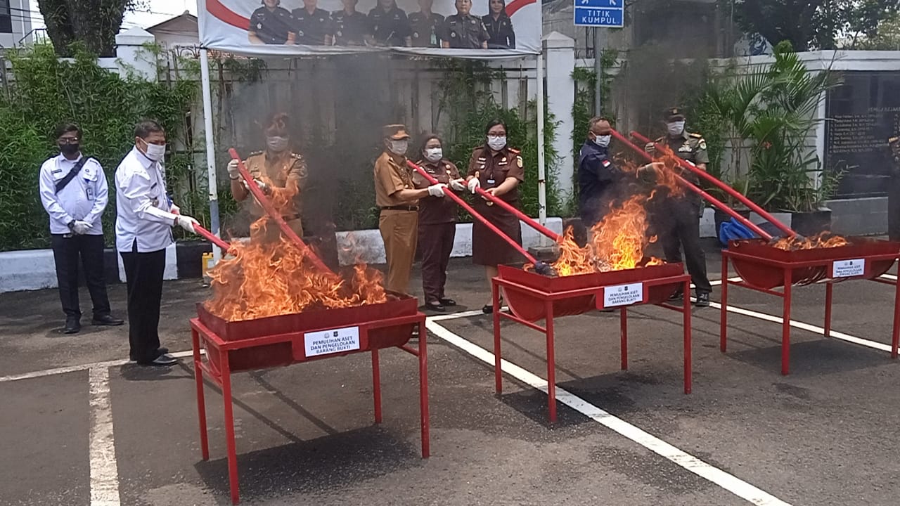 Kejari Cimahi Musnahkan Barang Bukti 41 Perkara