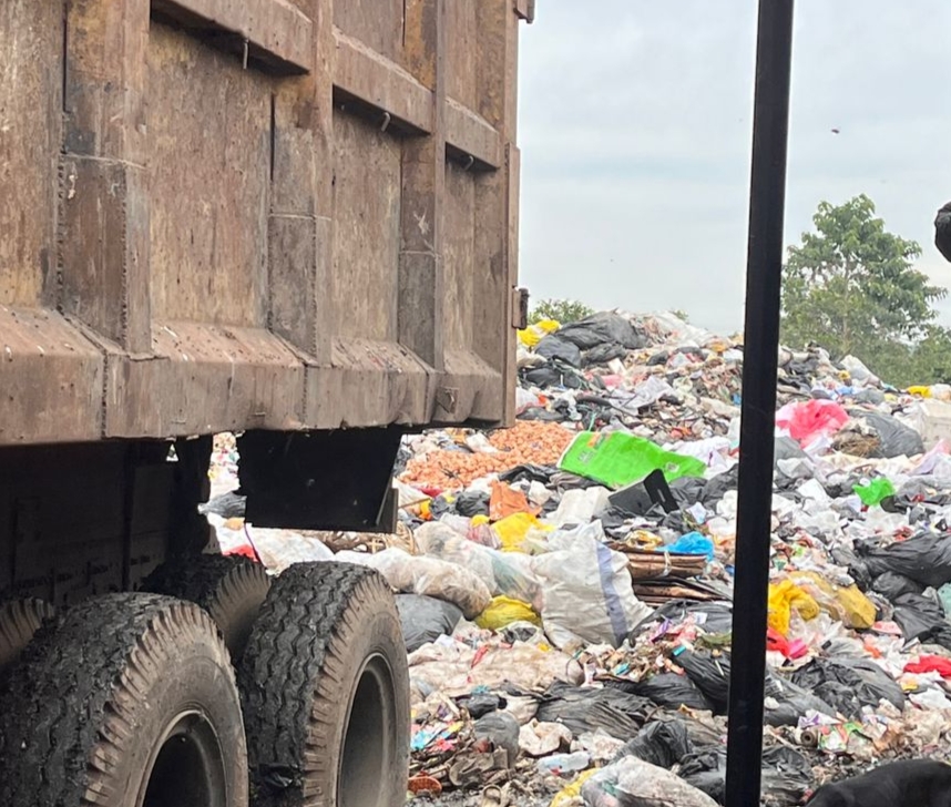 Tumpukan Sampah Menggunung di Kantor UPT Kebersihan KBB, Staf Terganggu Bau Busuk dan Lalat
