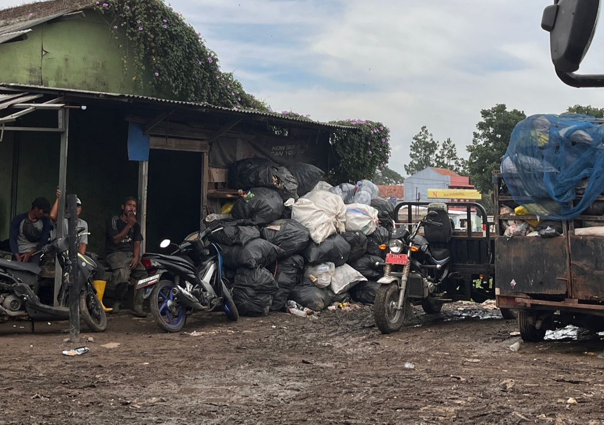 Tumpukan Sampah Menggunung di Kantor UPT Kebersihan KBB, Staf Terganggu Bau Busuk dan Lalat