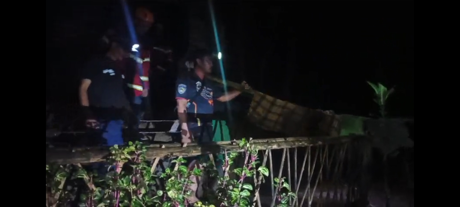 Damkar Bandung Barat Evakuasi Pendaki Hipotermia di Burangrang