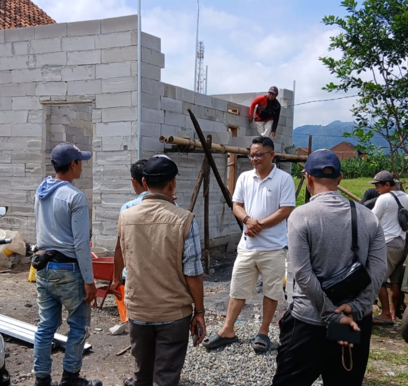 Warga RW 16 Blok Sinarjaya Serahkan Bantuan untuk Rumah Mang Kemen