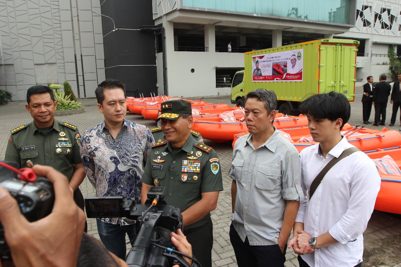Pangdam III/Siliwangi Serahkan 8 Rescue Boat HDPE untuk Antisipasi Banjir Jabar
