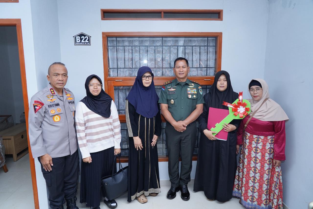 Pangdam III Siliwangi Serahkan Rumah dan Motor kepada Ahli Waris Korban Parongpong Bandung